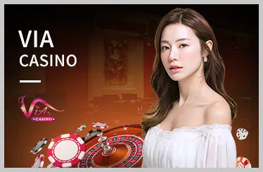 Người chơi đang tập trung vào bàn casino trực tuyến, thể hiện chiến thuật và sự hứng thú trong trò chơi trên ax88.xom, với ánh sáng xanh đặc trưng.